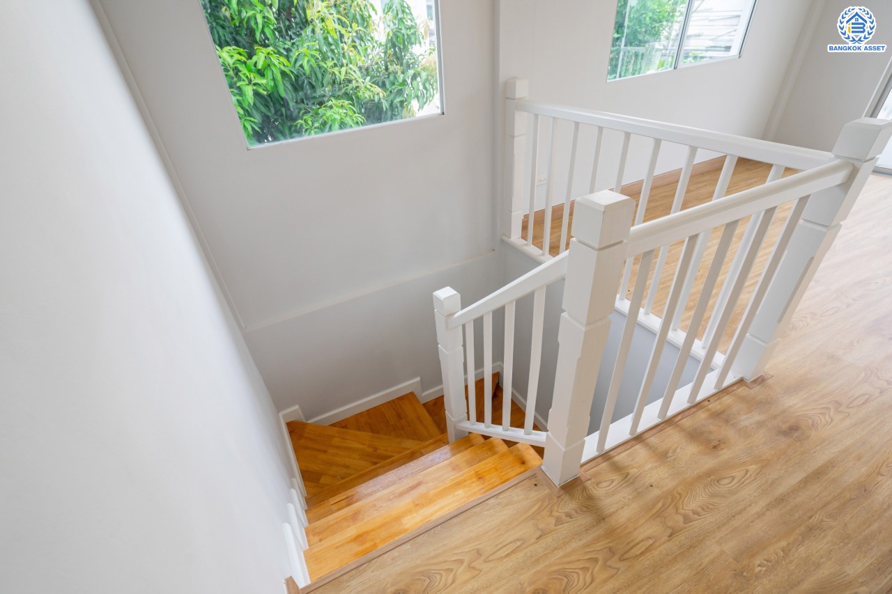 บ้านมือสองตกแต่งใหม่ แบรนด์ L&H ม.พฤกษ์ลดา ติวานนท์-ราชพฤกษ์ เนื้อที่ 52.6 ตร.ว. ฟังก์ชัน 3 ห้องนอน 2 ห้องน้ำ จอดรถได้ 2 คัน บนทำเลติดใหญ่ ถนน 345 ต่อเนื่อง ถ.ราชพฤกษ์ เชื่อมต่อหลายเส้นทาง ใกล้ทางด่วน "ศรีสมาน"